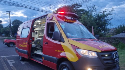 Imagem referente a Jovem fica ferida em colisão entre carro e moto no Santa Felicidade