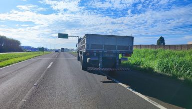 Imagem referente a Caminhão enguiça e parte de faixa da BR-467 é bloqueada