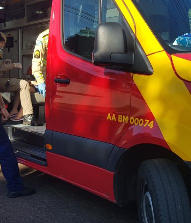 Imagem referente a Menina fica ferida em acidente de trânsito na frente da escola