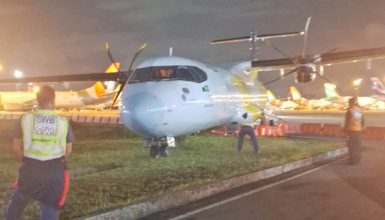 Imagem referente a Avião da Voepass vai parar na grama após barra quebrar em Congonhas