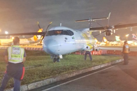 Imagem referente a Avião da Voepass vai parar na grama após barra quebrar em Congonhas