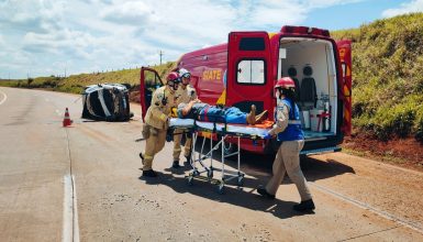 Imagem referente a Motorista é ejetado de veículo em capotamento na BR-163