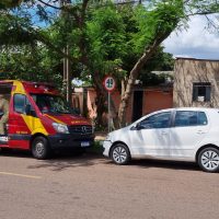 Imagem referente a Ciclista bate contra carro estacionado e fica ferida no Santa Felicidade