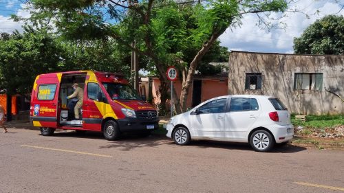 Imagem referente a Ciclista bate contra carro estacionado e fica ferida no Santa Felicidade