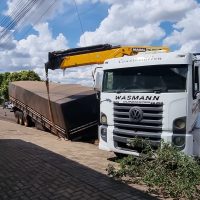 Imagem referente a Asfalto e calçada são danificados em incidente com carreta no Universitário