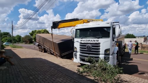 Imagem referente a Asfalto e calçada são danificados em incidente com carreta no Universitário