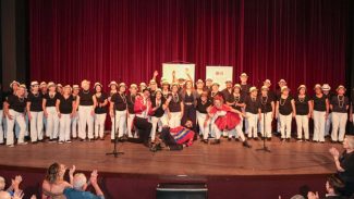 Evento do Estado para celebrar população idosa reúne mais de 400 pessoas no Teatro Guaíra