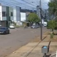 Imagem referente a Câmera registra acidente entre carro e moto na Rua Nereu Ramos