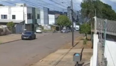 Imagem referente a Câmera registra acidente entre carro e moto na Rua Nereu Ramos