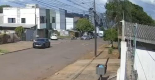 Imagem referente a Câmera registra acidente entre carro e moto na Rua Nereu Ramos