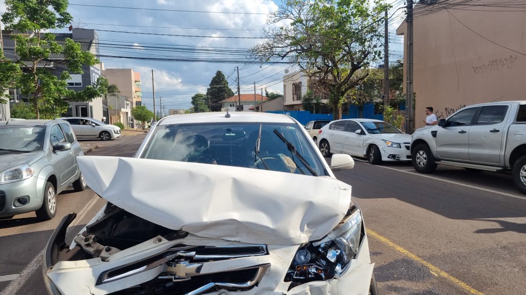 Carros se envolvem em acidente no Bairro Coqueiral em Cascavel