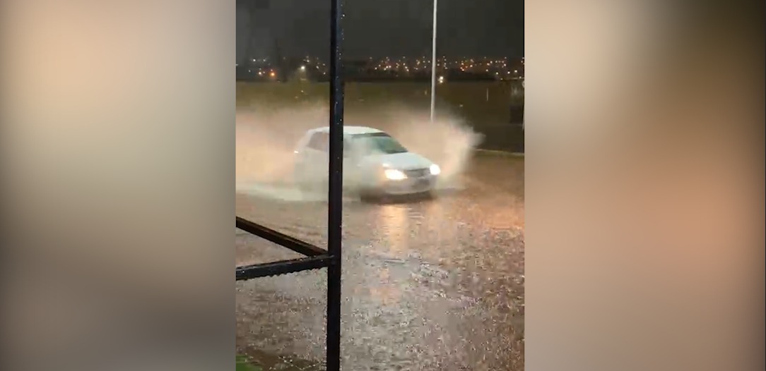 Imagem referente a Internautas relatam alagamento em Avenida recentemente revitalizada