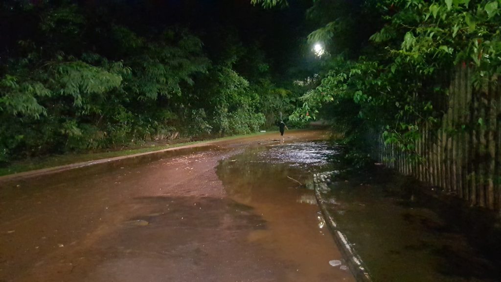 Rua na Região do Lago fica intransitável