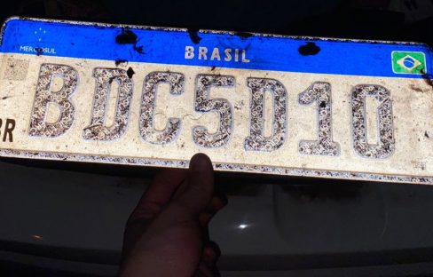 Imagem referente a Placa de carro foi encontrada na Região do Lago