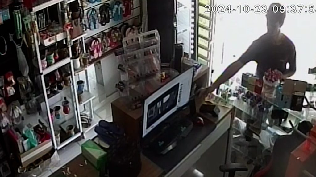 Jovem furta celular em comércio no Cascavel Velho