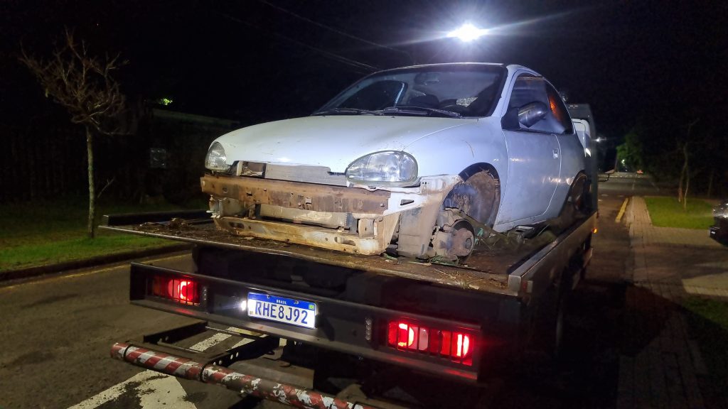 Corsa furtado na UPA Veneza é encontrado depenado no Cascavel Velho