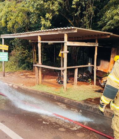 Imagem referente a Barraquinha de caldo de cana é incendiada na Avenida das Torres