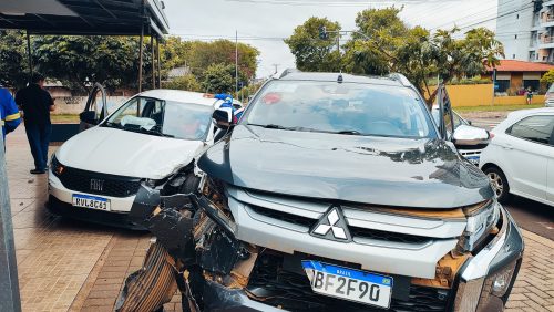 Imagem referente a Forte colisão entre carro e caminhonete é registrada no Coqueiral