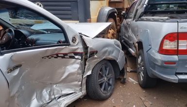 Imagem referente a Batida violenta no Centro de Cascavel envolve caminhão e dois carros