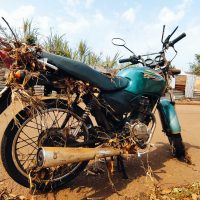 Imagem referente a Moto que teria sido arrastada por enxurrada é encontrada no Coqueiral