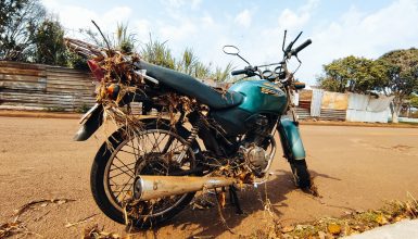 Imagem referente a Moto que teria sido arrastada por enxurrada é encontrada no Coqueiral