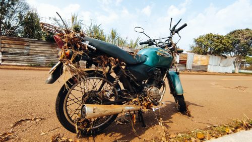 Imagem referente a Moto que teria sido arrastada por enxurrada é encontrada no Coqueiral