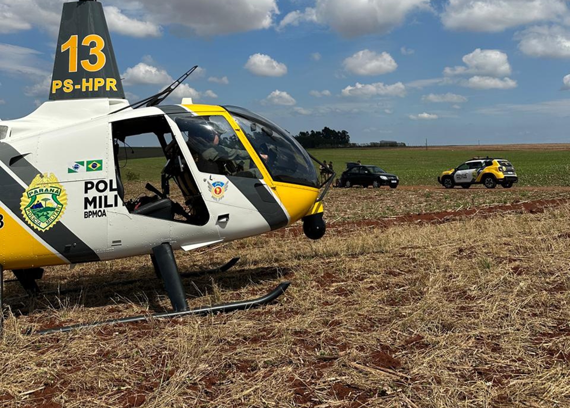 Imagem referente a Helicóptero Falcão 13 auxilia na captura de suspeitos e apreensão de quase meia tonelada de droga