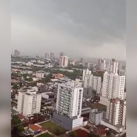 Imagem referente a Do alto: Vídeo mostra chegada de forte temporal em Cascavel