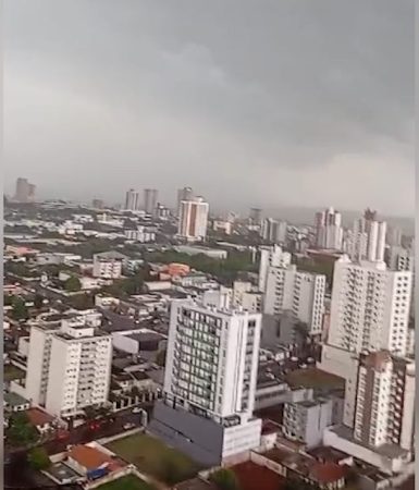 Imagem referente a Do alto: Vídeo mostra chegada de forte temporal em Cascavel