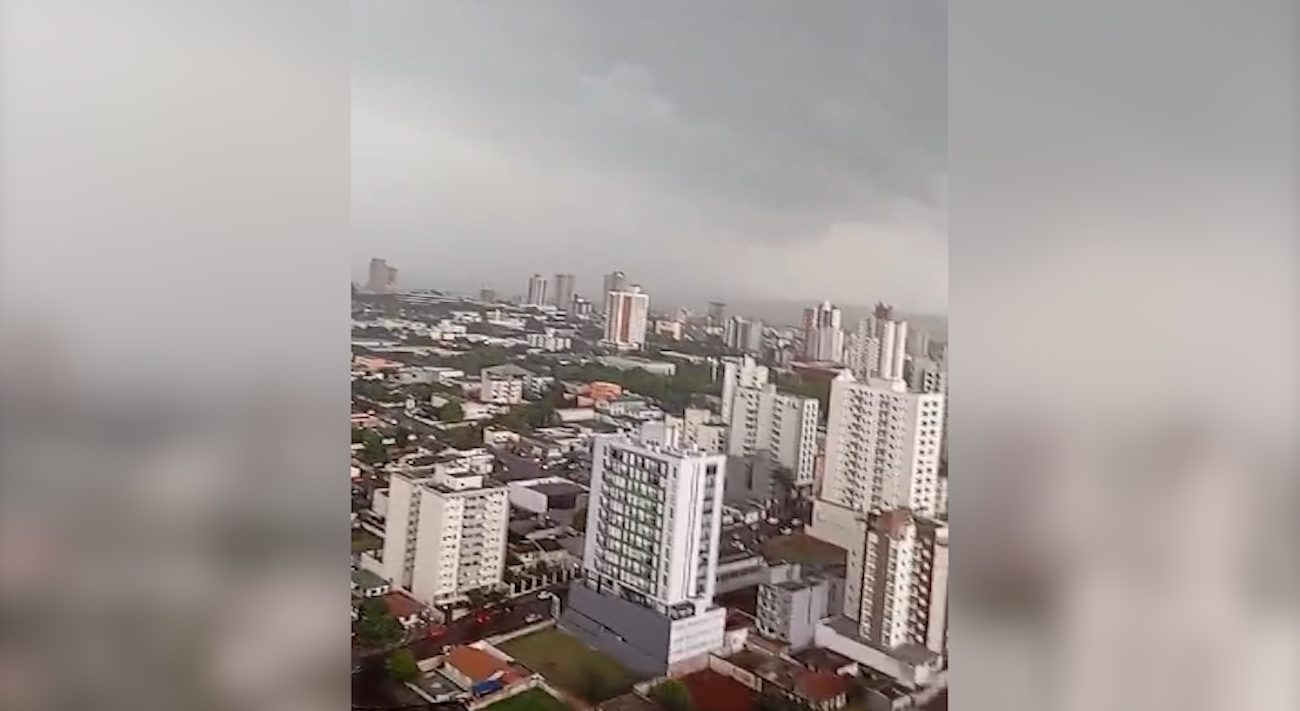 Imagem referente a Do alto: Vídeo mostra chegada de forte temporal em Cascavel