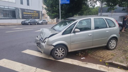 Imagem referente a S10 e Meriva colidem no Centro de Cascavel