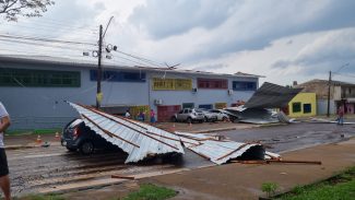 Telhado da Escola Municipal Hermes Vezzaro é arrancado com a força do vento