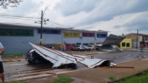 Imagem referente a Telhado da Escola Municipal Hermes Vezzaro é arrancado com a força do vento