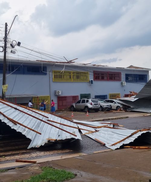 Imagem referente a Telhado da Escola Municipal Hermes Vezzaro é arrancado com a força do vento