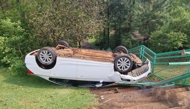 Imagem referente a Civic capota no Lago Municipal após motorista sofrer mal súbito