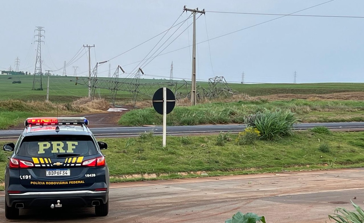 Imagem referente a Após queda de torre, não há previsão de liberação das pistas no Contorno Oeste