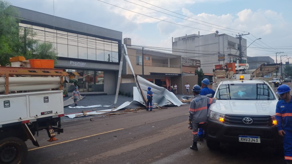 Copel trabalha em todo o estado para restabelecer energia elétrica após temporal