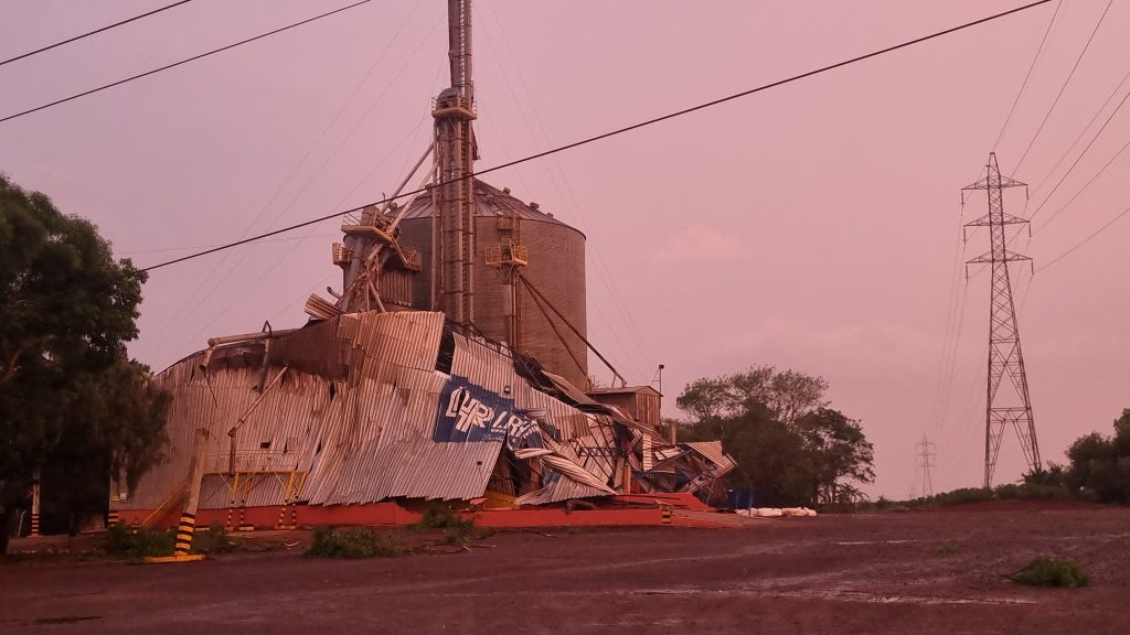 Telhado de silo de grãos de empresa às margens da BR-277 é danificado durante temporal