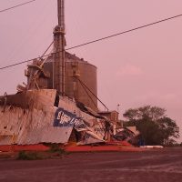 Imagem referente a Telhado de silo de grãos de empresa às margens da BR-277 é danificado durante temporal