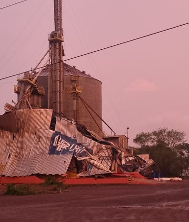 Imagem referente a Telhado de silo de grãos de empresa às margens da BR-277 é danificado durante temporal