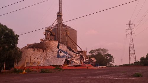 Imagem referente a Telhado de silo de grãos de empresa às margens da BR-277 é danificado durante temporal