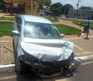 Imagem referente a Idoso tem mal súbito, atravessa praça e bate em caminhão no centro de Pérola