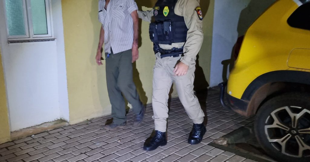Condutor embriagado é preso ao colidir em carro estacionado em Braganey
