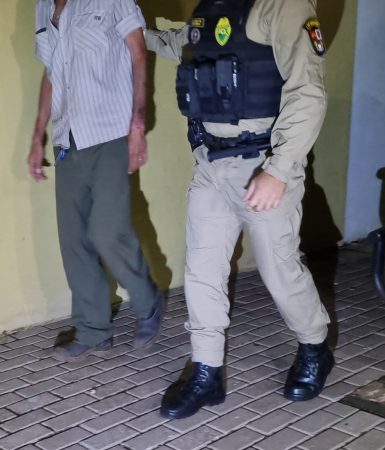 Imagem referente a Condutor embriagado é preso ao colidir em carro estacionado em Braganey