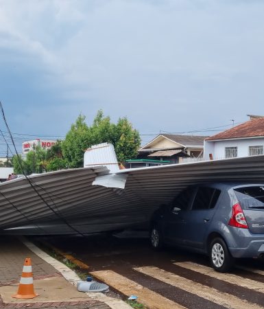 Imagem referente a Copel trabalha para reestabelecer a energia de 12 mil imóveis que ainda estão sem luz na região Oeste