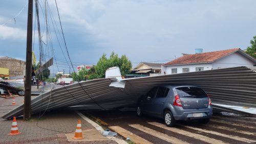 Imagem referente a Copel trabalha para reestabelecer a energia de 12 mil imóveis que ainda estão sem luz na região Oeste