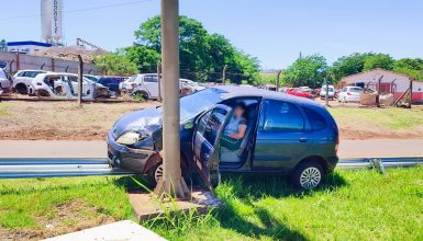 Imagem referente a Motorista passa mal e carro sobe em guard rail na saída da BR-467