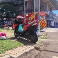 Imagem referente a Motociclista fica ferida em acidente de trânsito na rua Presidente Kennedy