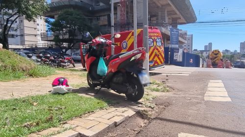 Imagem referente a Motociclista fica ferida em acidente de trânsito na rua Presidente Kennedy