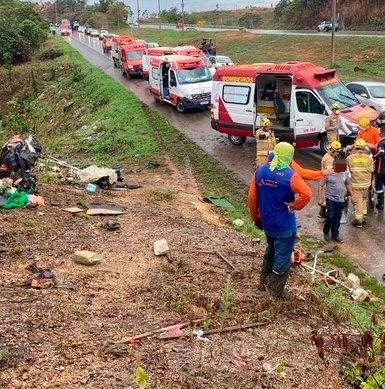 Imagem referente a Motorista de caminhão atropela 7 funcionários e foge